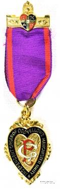 Знак INDEPENDENT ORDER OF ODDFELLOWS MANCHESTER UNITY – МАНЧЕСТЕРСКИЙ СОЮЗ НЕЗАВИСИМОГО ОРДЕНА ТАЙНОГО БРАТСТВА