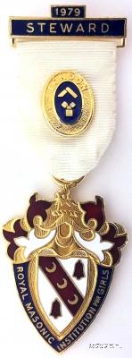 Знак RMIG 1979. STEWARD ROYAL MASONIC INSTITUTION FOR GIRLS.  – Королевский Масонский институт для девочек.