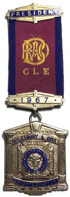 Знак Президента Ассамблеи K.O.M. (KNIGHT ORDER OF MERIT – рыцарь ордена заслуг).