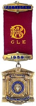 Знак Президента Ассамблеи K.O.M. (KNIGHT ORDER OF MERIT – рыцарь ордена заслуг).